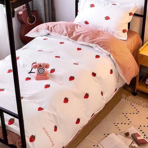 Bộ Chăn Ga Gối 5 Món Cotton Poly Hàn Quốc In Hình Trái Dâu Phối Trên Nền Màu Hồng - CP87
