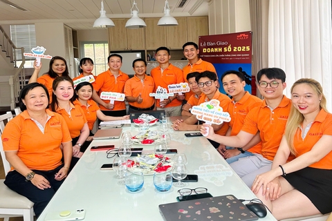 LỄ BÀN GIAO DOANH SỐ 2025 – SẴN SÀNG BỨT PHÁ!