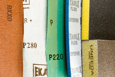 Nên Chọn Giấy Nhám Hay Nhám Xốp?