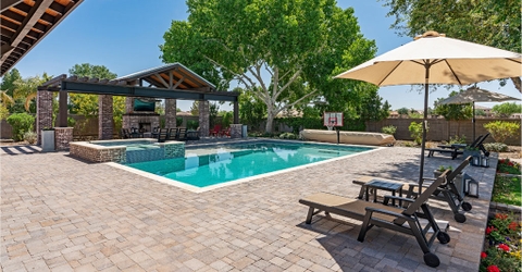 Có nên sử dụng keo dán 3M thay thế cho ốc vít với các liên kết ngoài trời?