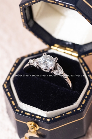 Nhẫn bạc Việt Nam xi vàng trắng đính kim cương Moissanite Trinity Spark