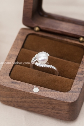 Nhẫn bạc Việt Nam Ngọc trai Freshwater viền đá lệch