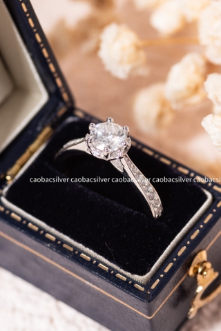 Nhẫn bạc ta xi vàng trắng đính Kim Cương Moissanite trái tim đá viền đều