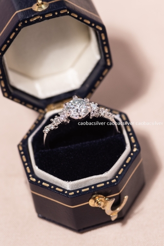 Nhẫn bạc Việt Nam xi vàng trắng 18k đính kim cương Moissanite ổ đá sáu chấu cạnh đá mini