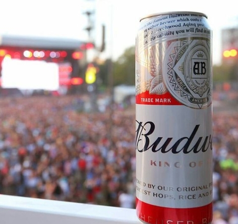 "Vua của các loại bia" Budweiser và Chiến lược quảng cáo bằng quà tặng