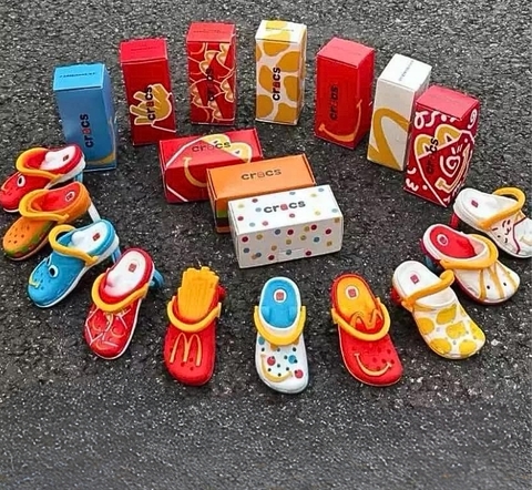 McDonald's với bộ 10 móc khóa “dép” Crocs độc quyền