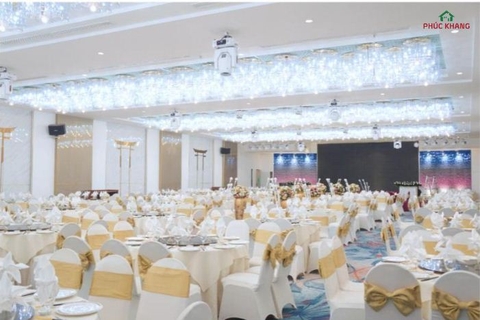 Nâng tầm đẳng cấp cho Trung tâm hội nghị tiệc cưới bằng Tấm ốp tường PVC vân đá