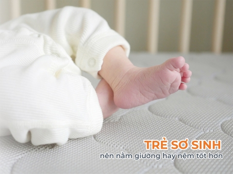 Trẻ sơ sinh nên nằm giường hay nệm tốt hơn?