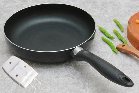 Mua 1 tặng 1 - Chảo nhôm đáy từ chống dính 26 cm Sunhouse SHM26 tặng phích chia 3 thông minh