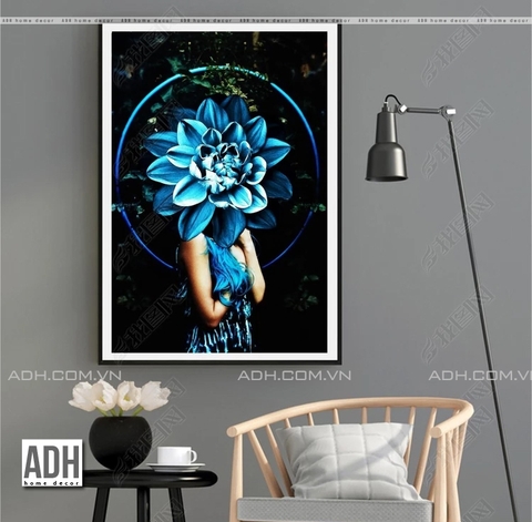 Tranh canvas hình cô gái ấn tượng và bông hoa xanh ADH00246