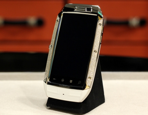 Smartphone chạy Android nạm 1.007 viên kim cương
