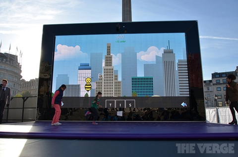 Microsoft dựng 'Surface khổng lồ' màn hình 383 inch