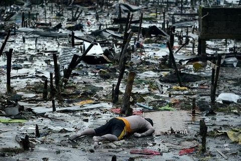Chùm ảnh: Những thi thể nằm la liệt gây ám ảnh trong siêu bão Haiyan