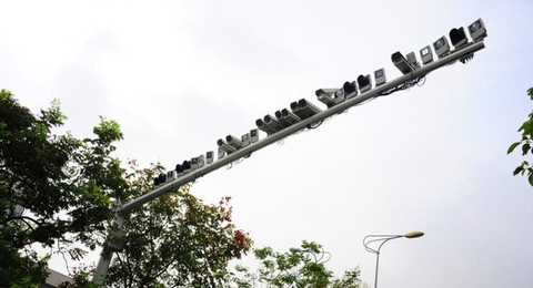 Sốc với 60 camera an ninh cùng trên 1 cột đèn đường