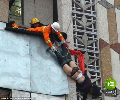 Thót tim cảnh chồng cứu vợ khỏi cú nhảy lầu tự tử