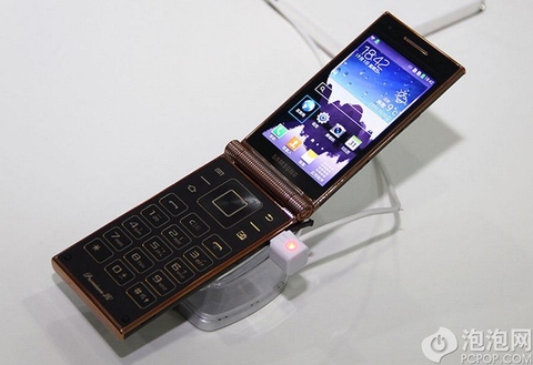Samsung chính thức ra mắt điện thoại nắp gập cấu hình khủng, giá siêu “chát”