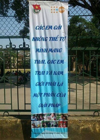 Khẩu hiệu "Em gái không thể tự mang thai" khiến cộng đồng mạng ngỡ ngàng