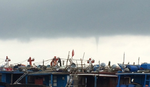 Xuất hiện vòi rồng hung dữ trước siêu bão Haiyan
