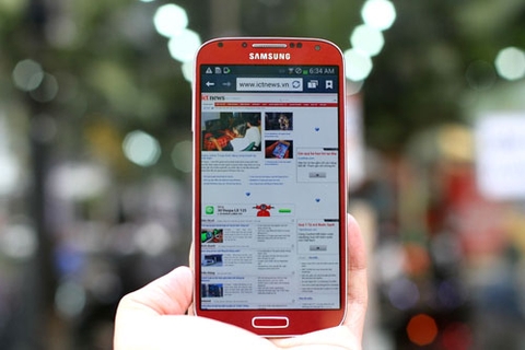 Cận cảnh Galaxy S4 LTE-A màu đỏ tía tại Việt Nam