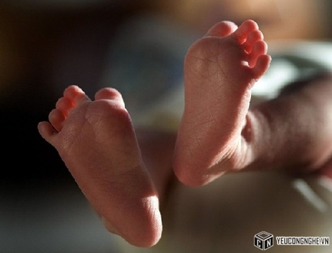 Bé sơ sinh sống sót sau khi nằm dưới xác bố 3 ngày