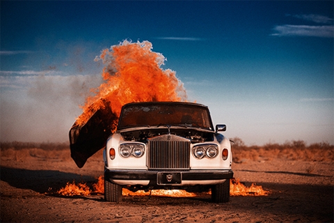 Cho nổ tung xe Rolls-Royce để chụp ảnh