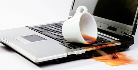 Cách cứu laptop khi lỡ đổ nước lên bàn phím