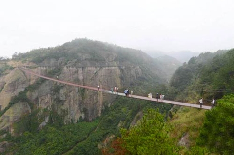 Rùng mình đi trên cây cầu bằng kính, lắc lư ở độ cao 180m