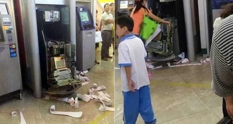 Rút tiền bị nuốt thẻ phá nát máy ATM