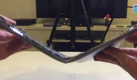 iPad Air 2 tan nát khi bị bẻ bằng tay trần