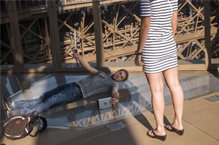 Thót tim với con đường đi dạo bằng kính trên tháp Eiffel