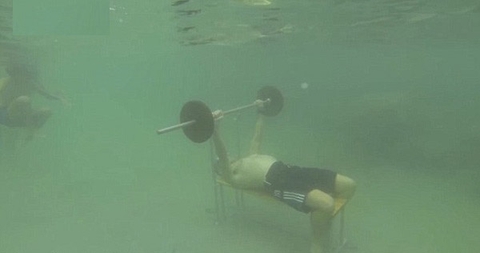 Kỷ lục thế giới: Nâng tạ 50kg 36 lần liên tiếp... dưới đáy biển