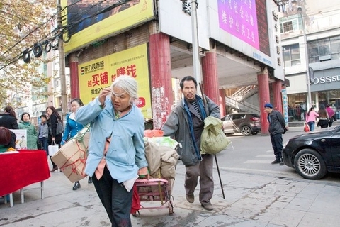Hai vợ chồng ăn xin mang 2 bao tiền xu đi đổi...gửi cho con đóng học