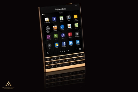 Ngắm Blackberry Passport đúc vàng nguyên khối tại Việt Nam