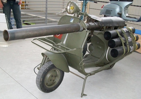 Xe Vespa lai cỗ pháo cực độc của Pháp