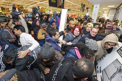 Chùm ảnh gây shock về cảnh giành giật trong ngày Black Friday