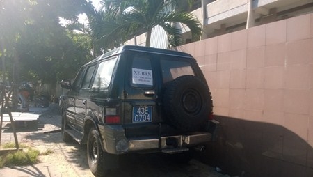 Xe ô tô biển xanh được rao bán... ngoài vỉa hè