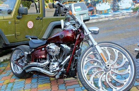 Harley-Davidson Rocker C độ cặp vành hơn 6.000 USD ở Hà Nội