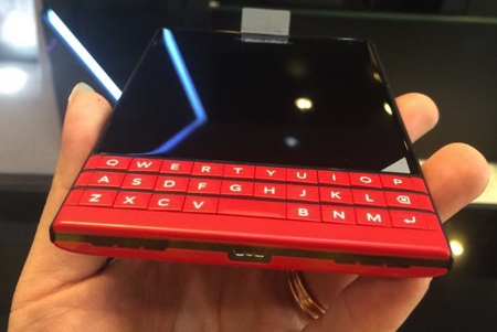 Cận cảnh Blackberry Passport màu đỏ đầu tiên tại Việt Nam