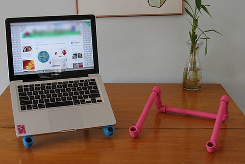 Tự chế giá đỡ laptop thoáng mát từ ống nhựa