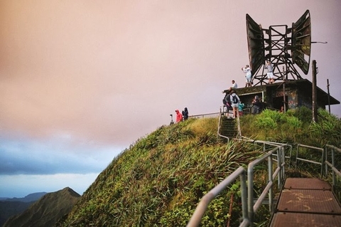 Thót tim trên cầu thang 'lên thiên đàng' ở Hawaii
