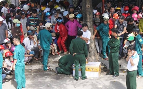Huy động công binh rà bom, kiểm tra chiếc hòm giữa đường