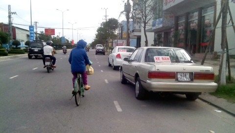 Đại gia Đà Nẵng mang hàng loạt ô tô ra vỉa hè rao bán