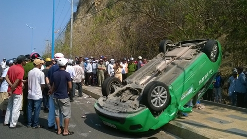 Taxi đua tốc độ đi bắt khách tông vào xe máy, 2 người chết