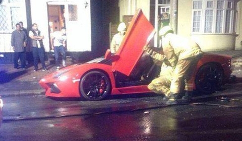 Lamborghini hàng độc của thiếu gia bị ném bom xăng
