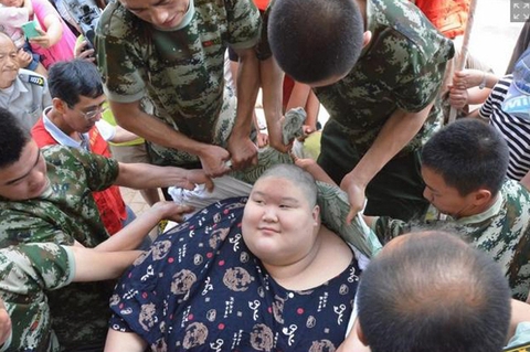 Chàng béo 247 kg được ra khỏi nhà sau 3 năm