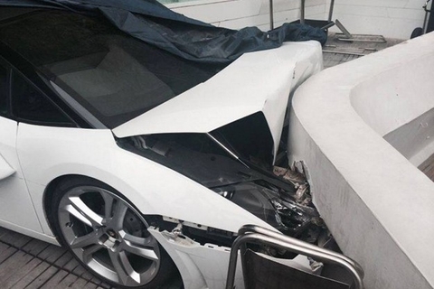 Nhân viên khách sạn phá nát siêu xe Lamborghini Gallardo