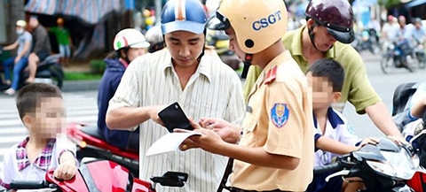 Bắt đầu phạt nặng người đội mũ bảo hiểm 'dỏm'