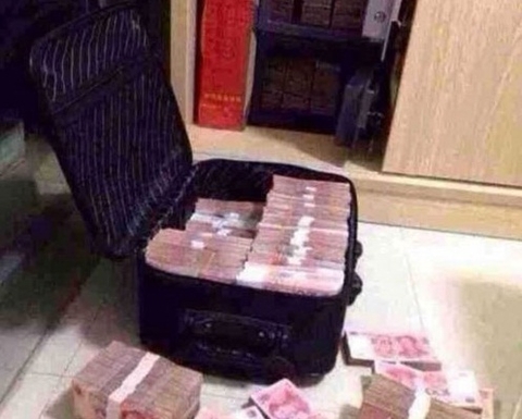 Chàng trai ném 3 tỷ đồng vào mặt bạn gái vì phản bội