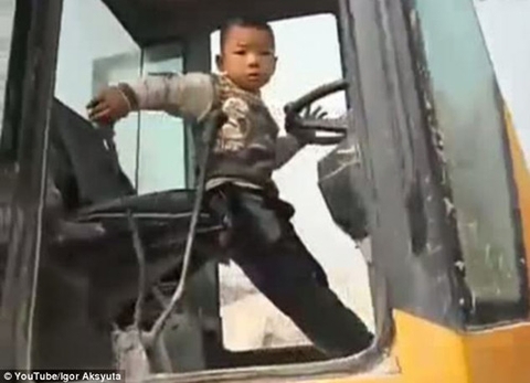 Cậu bé 5 tuổi lái máy xúc siêu đẳng ở công trường