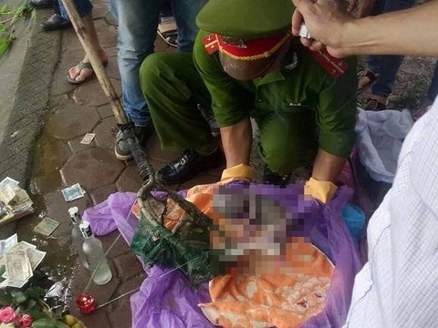 Kinh hoàng phát hiện xác thai nhi còn nguyên dây rốn nổi trên Hồ Gươm